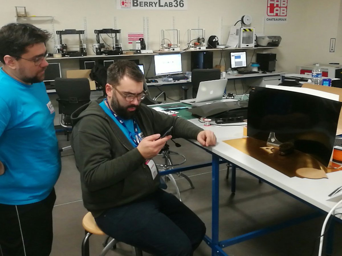 fablabCHTX's tweet photo. Pour mettre en valeur les produits @bearyinberry  au @fablabCHTX la nuit appartient à ceux qui ne se couchent pas #SWChtx https://t.co/428jdk0M23