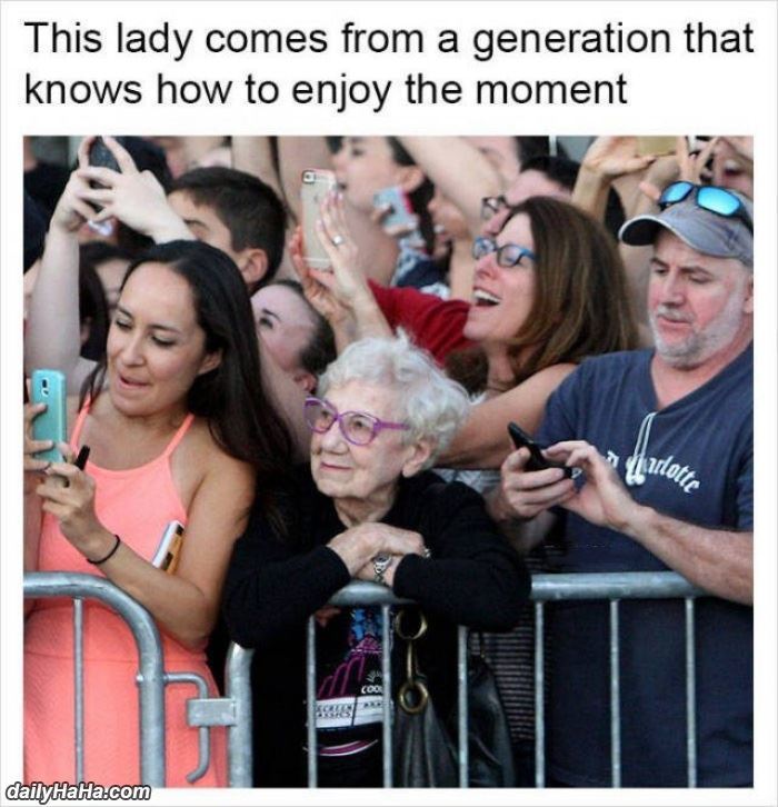 funnyordead_'s tweet photo. Enjoy The Moment #FunPicOrDead https://t.co/mrkfrdm9LL