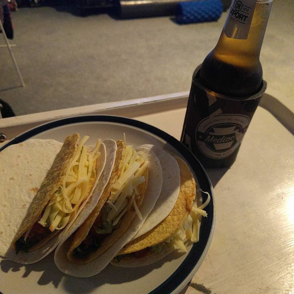 pinkolliphant's tweet photo. who said tacos are only for Tuesday #tacos #doubleshell #mediocrenation https://t.co/cIheB0uxx6 https://t.co/T4jgzc4uzq