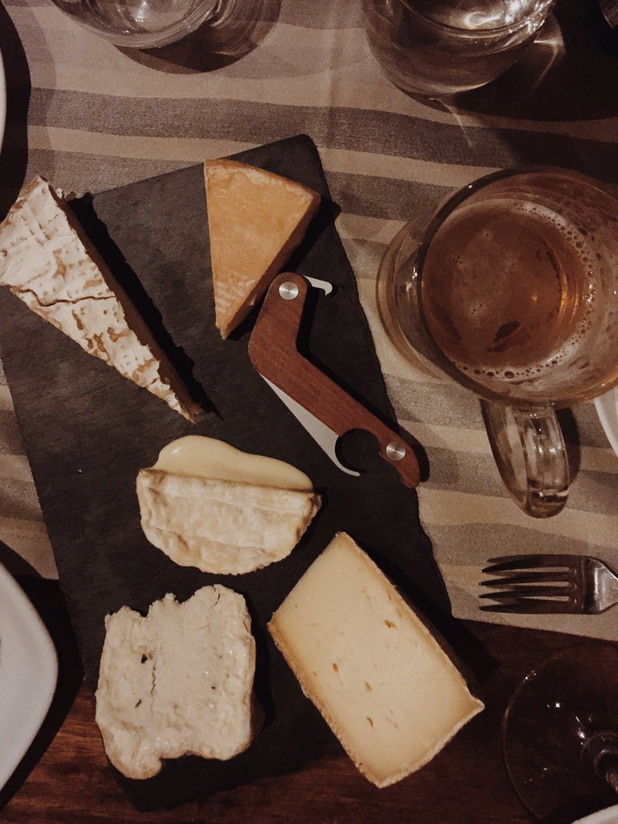 Paring cheese and beer ... A mouthwatering adventure ! Now that deserves a cheers 🍻🧀 <a href="/StoneGreg/">Greg Koch</a>  <a href="/craftbeerdotcom/">CraftBeerdotcom</a> #CraftBeer #cheese #box