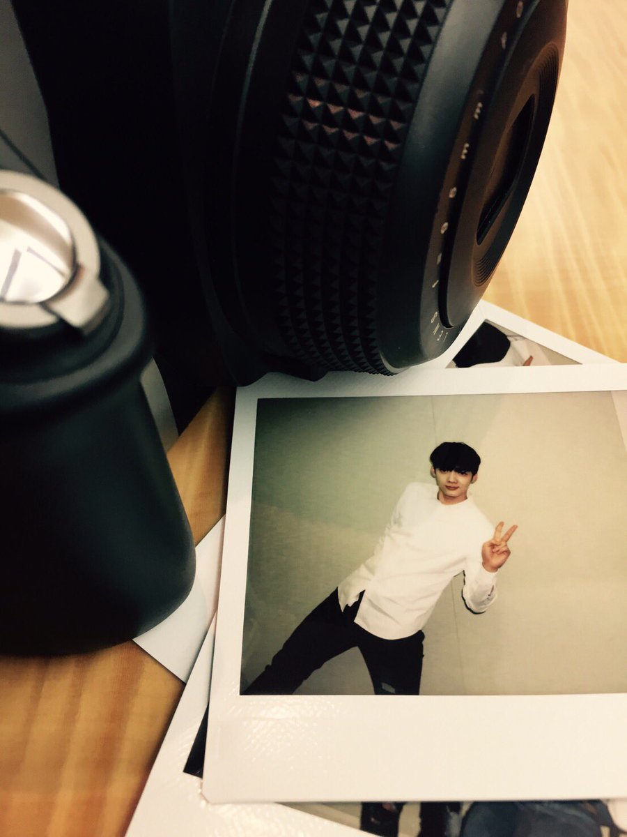 BoysRepublicJPN's tweet photo. VR体験＆チェキ会 の合間にはメンバー同士でチェキを撮り合いっこしたり、ウェルカムボードを書いてお待ちしています💁🏻‍♂️💕
#BoysRepublic
#ボイリパ
#1_25シングルリリース https://t.co/heFIOjM0Rw