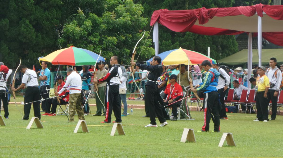 KEMENPORA_RI's tweet photo. Inilah kejuaraan olahraga pertama di Indonesia sejak 17 Agt 1945 yang diikuti seorang presiden RI. https://t.co/vbgm2AyBff