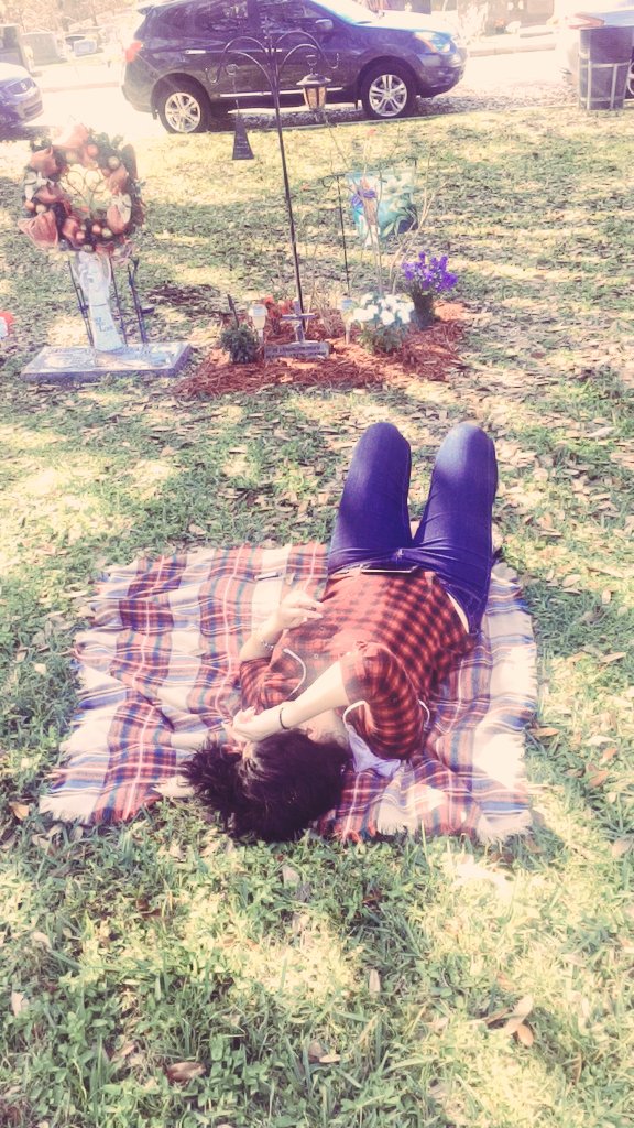 alexismartinaa's tweet photo. Sam caught a staged moment lol however, bottom line.. I'll always be here. #RIPMOO https://t.co/SSzl6kP1bm