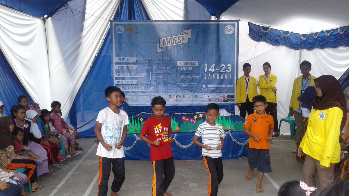 porosfm's tweet photo. [LIVE REPORT] sedang berlangsung penampilan beladiri dari adik-adik sd dalam acara closing @anmasukdesa2017 #ANDES https://t.co/gvdAbRChBF