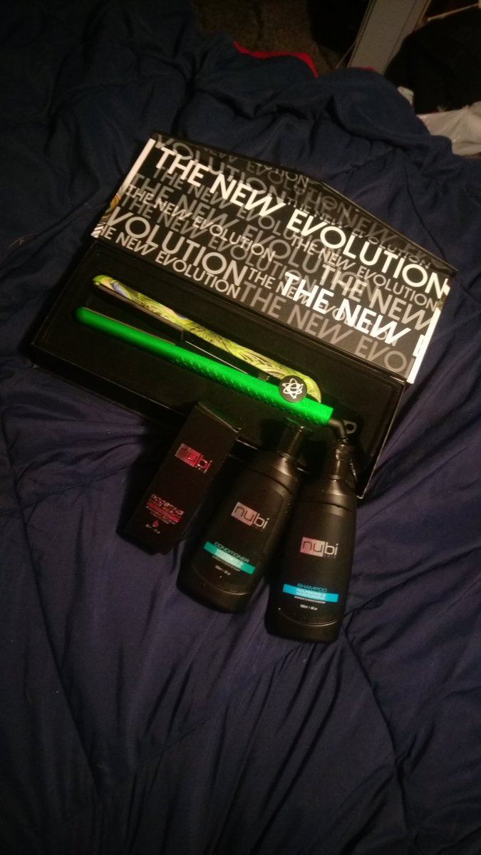 amizi95's tweet photo. Spoiled myself today #thenewevolution #hair #shampoo #conditioner #nubi #hairserum #green #spoiledmyself https://t.co/CasZNPe7d8