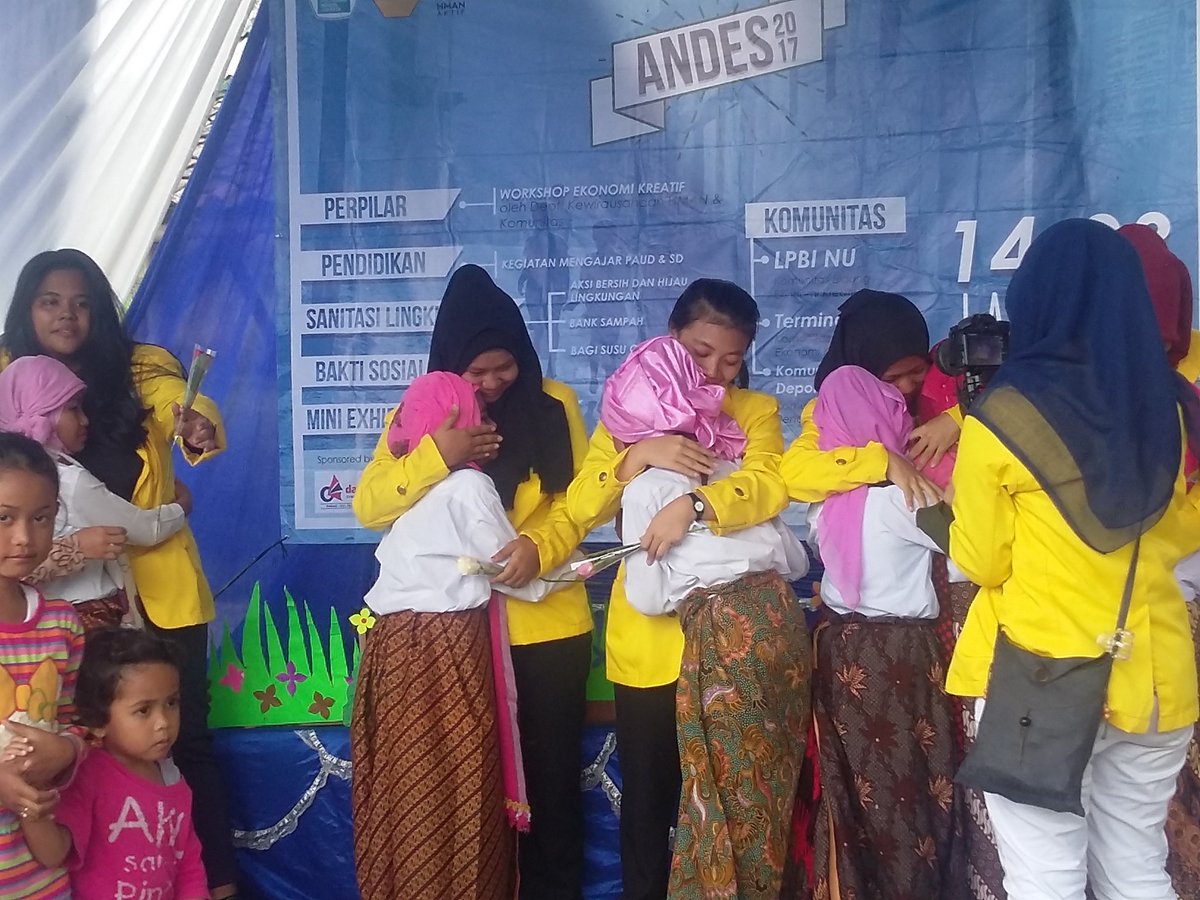 andeschapter2's tweet photo. moment perpisahan adik-adik dengan kakak-kakak pengajar https://t.co/p2TV2r42gB