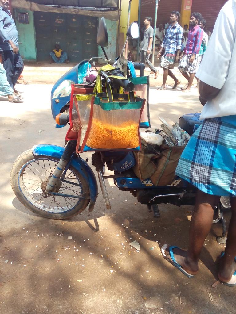 bluejeanclub's tweet photo. Poondhi waiting for #Mixture at #Alanganallur #Jallikattu #JusticeforJallikattu #NeedPermanentSolution https://t.co/01Qa1lSf1O