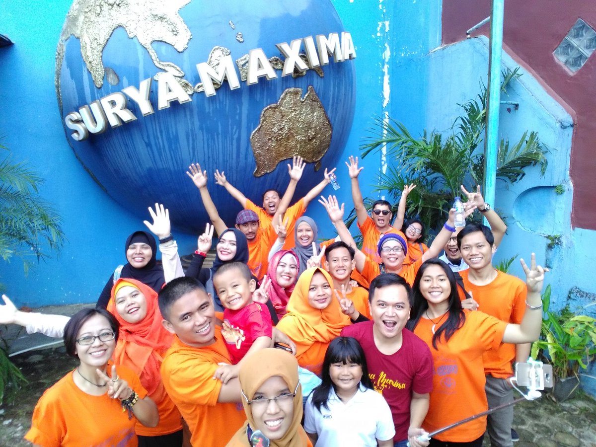 Di depan Surya Maxima. #sumaxstudio #lunchwithsumax