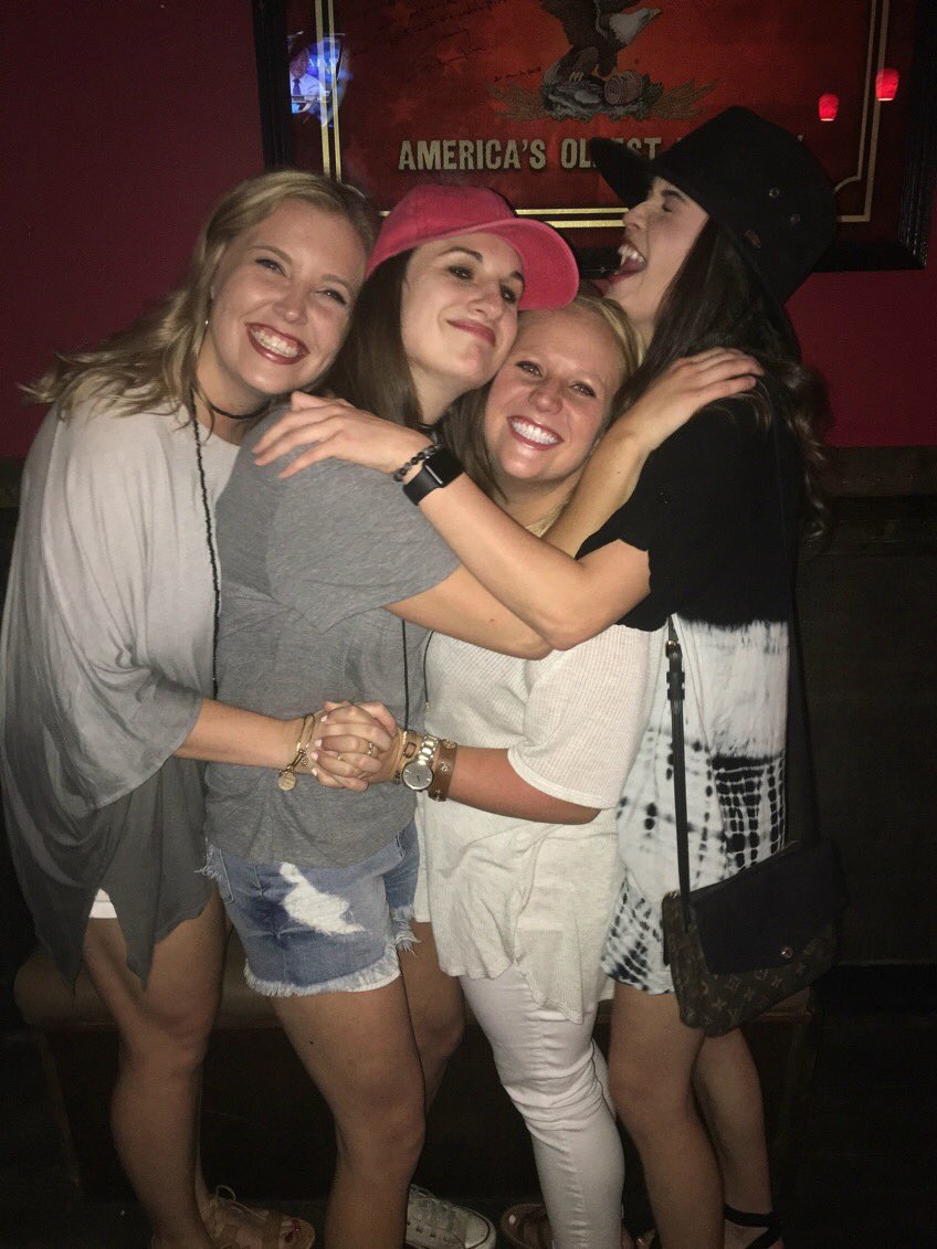 EmilyMann22's tweet photo. Thankful for these people 🙌🏼 https://t.co/wKiqvXnWf4