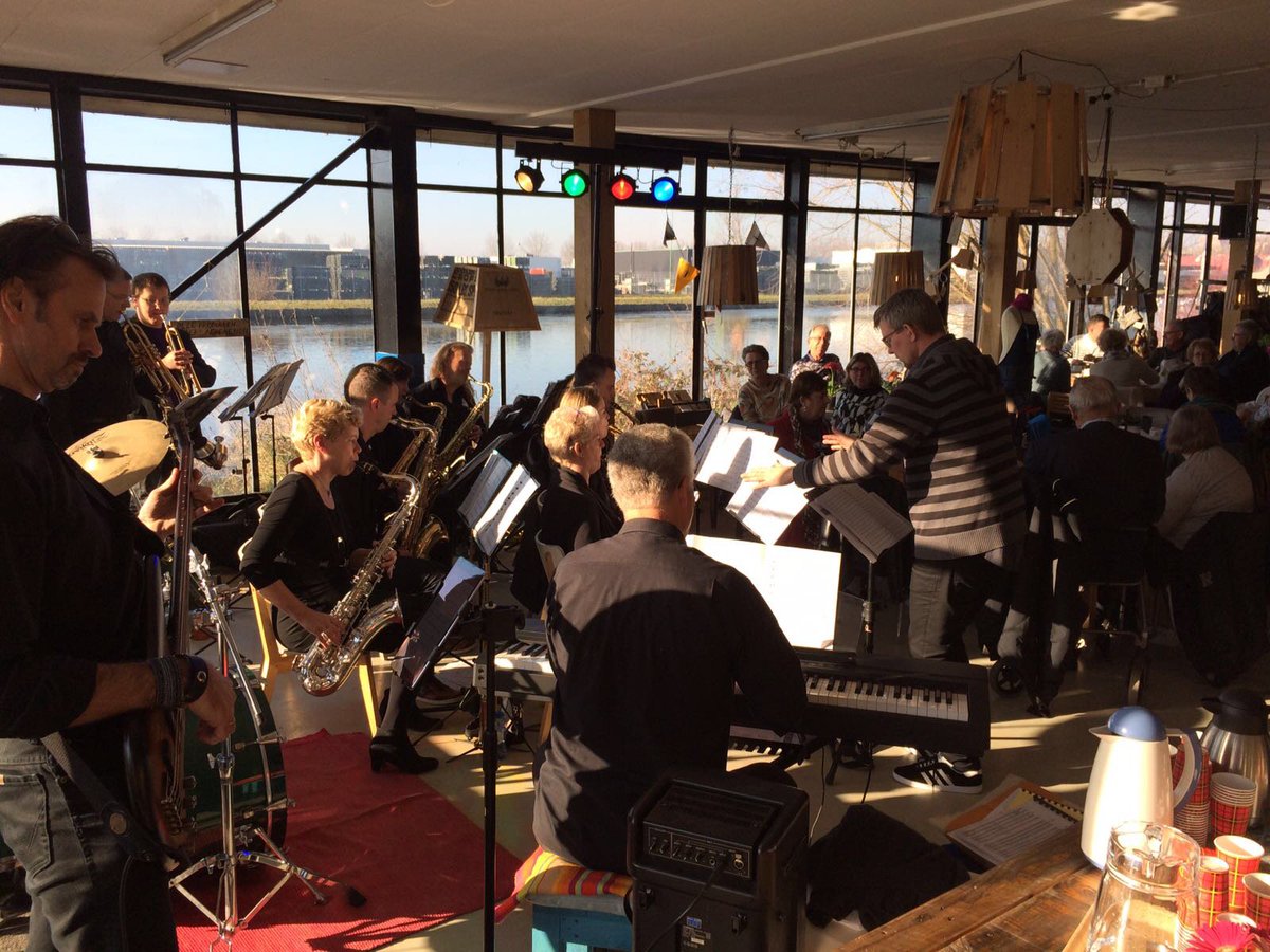 StichtingStunt's tweet photo. Onze #KringloopKantine omgetoverd in een swingende jazzclub! Lunchconcert van de #FreeAcademyBigband was een feestje https://t.co/jXzRlUK0oz
