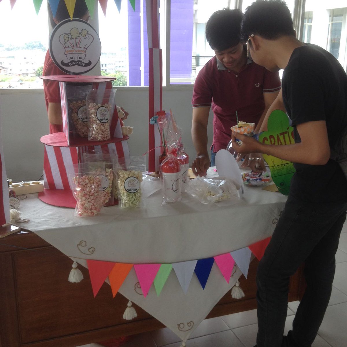 fajarmebeul's tweet photo. Popcorn icip icip.. ngemil asik sambil nonton tv..#bizday2017 #digmarkstiekesatuan https://t.co/nhUWlPSxpg