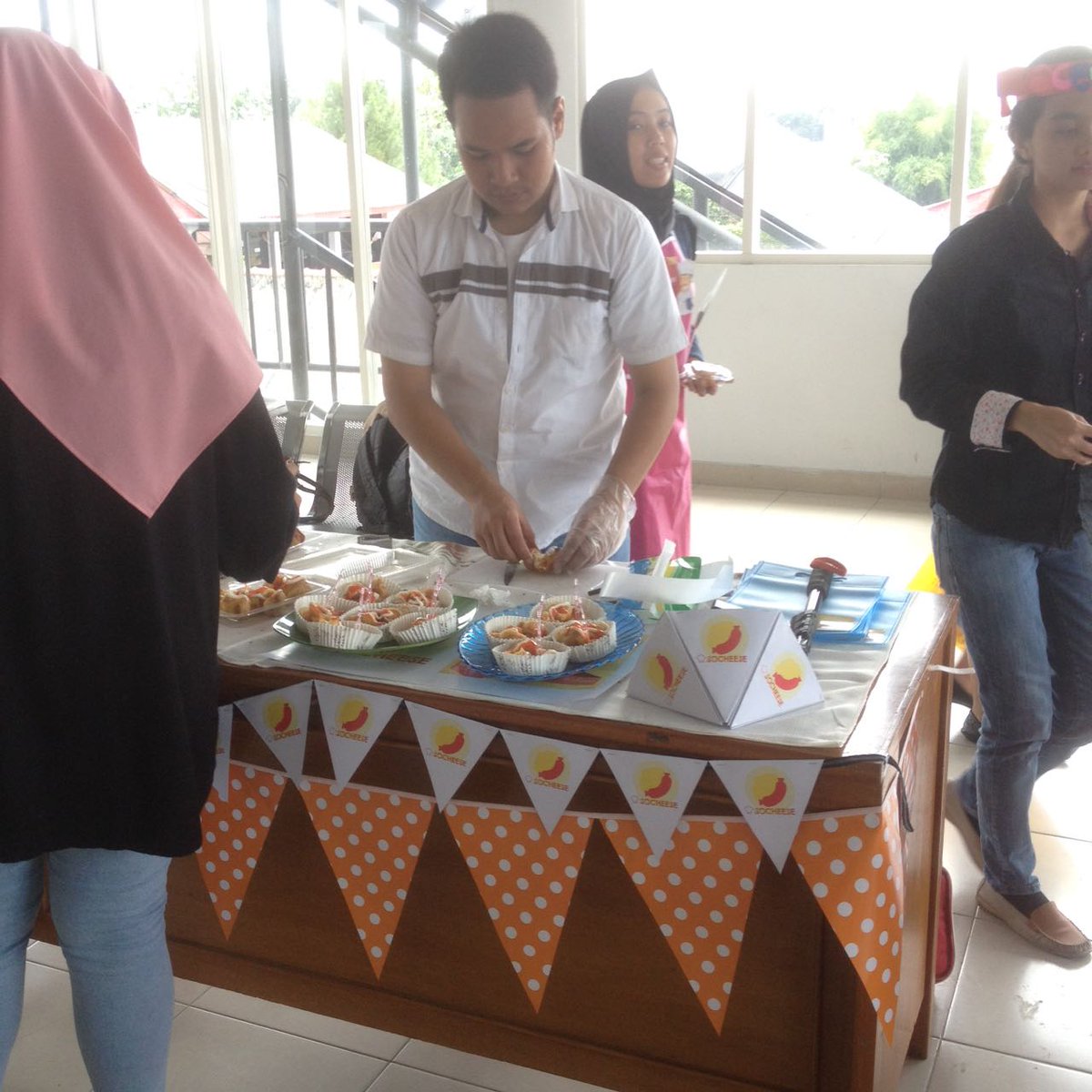 fajarmebeul's tweet photo. Risoles isi sosis..Km harus nyobain cmn 5k #bizday2017 #digmarkstiekesatuan https://t.co/rO8sHASoDL