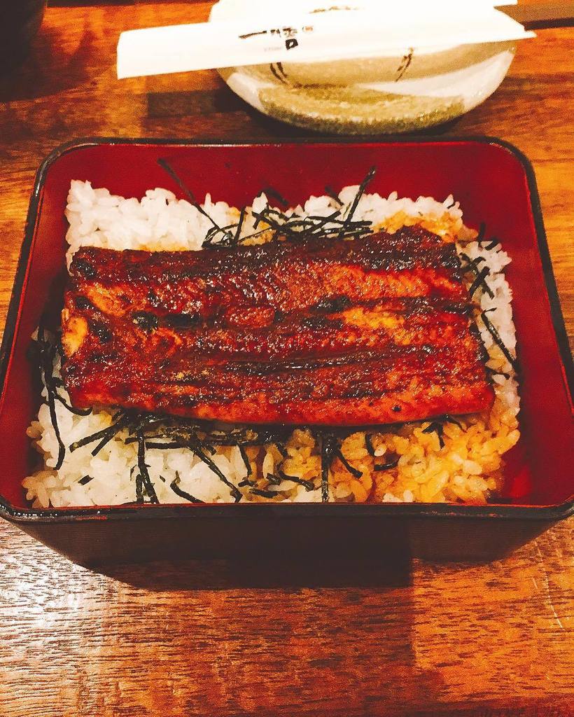Pinky ホテルの隣の鰻屋でうな重食べてきた 330台湾ドル 約10円 でこれはひどい くら寿司 のは約半額だけど倍以上美味いぞ やっぱり海外で日本料理食べちゃダメだなー T Co Qu0uopcm8z