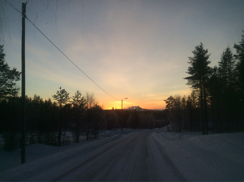 Iso_Syote_ski's tweet photo. It's sunrise on our airport transfer today. Longer days and great conditions await everyone travelling here today. #SeeYouSoon #OnlyInIso https://t.co/YYAY4EN0Hk