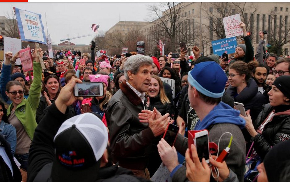 EricBattistelli's tweet image. USA La classe, on l'a #oupas John Kerry participant à la #MarcheDesFemmes à Washington. #DonaldFuck #ThxJohn