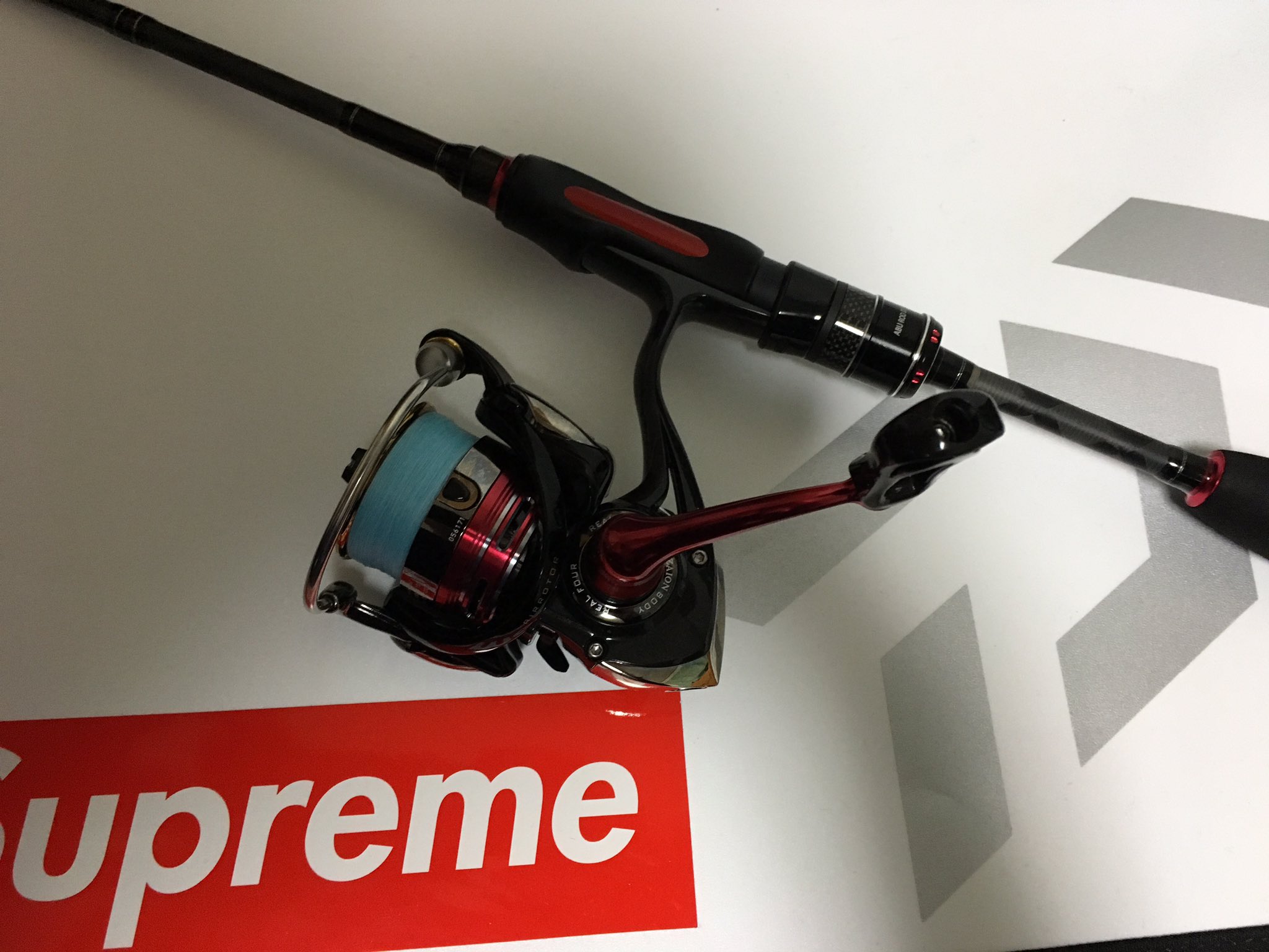 せこ太郎 竿は行きがてら買ったソルティースタイルのアジング592l ショートロッドの威力を思い知らされました バス釣りでも期待大です リールもおニューのイージス 軽くて使いやすいですが リールスタンド無くて速攻で傷物になり