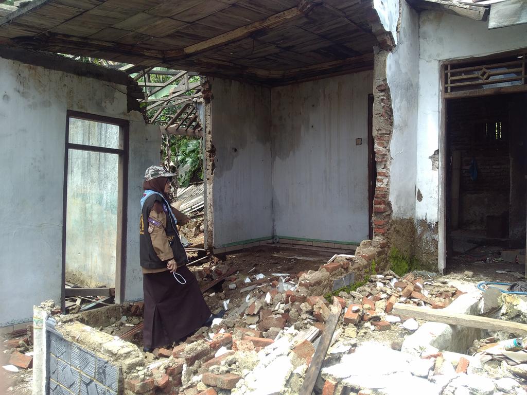 THETILIN_7702's tweet photo. Ambalan Kian santang Dewi Sartika, SMKN 2 Kuningan Jabar, peduli bencana  Cimeong Ciwaru Kng.
@pramukaupdate 
@PramukaJabar 
@kwarnas https://t.co/H5YzrOLnBf