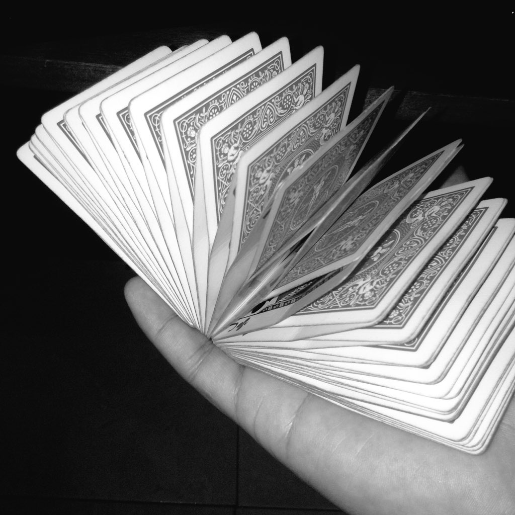 Diron360's tweet photo. Miquel saludos mi pregunta es ¿Prefieres cartomagia o cardistry?#PreguntaMike Posdata me encanto el truco de la flor https://t.co/KnvZH3DDHR