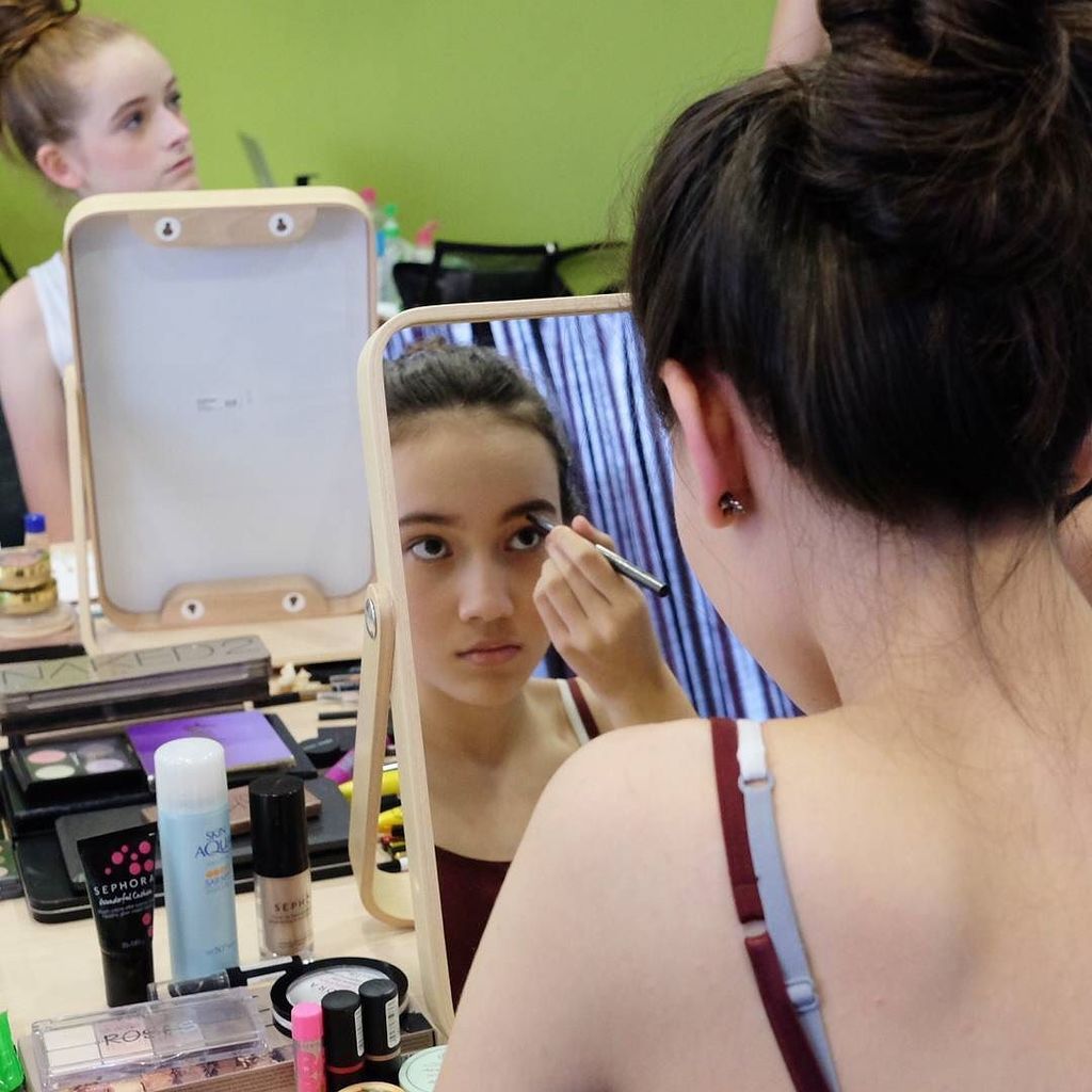 BasicModels's tweet photo. Learning how to put on eye makeup
.
.
#basicmodels #singapore #model #female #femalemodel β¦ https://t.co/22wMgIC8NZ https://t.co/mKYAouAbD9