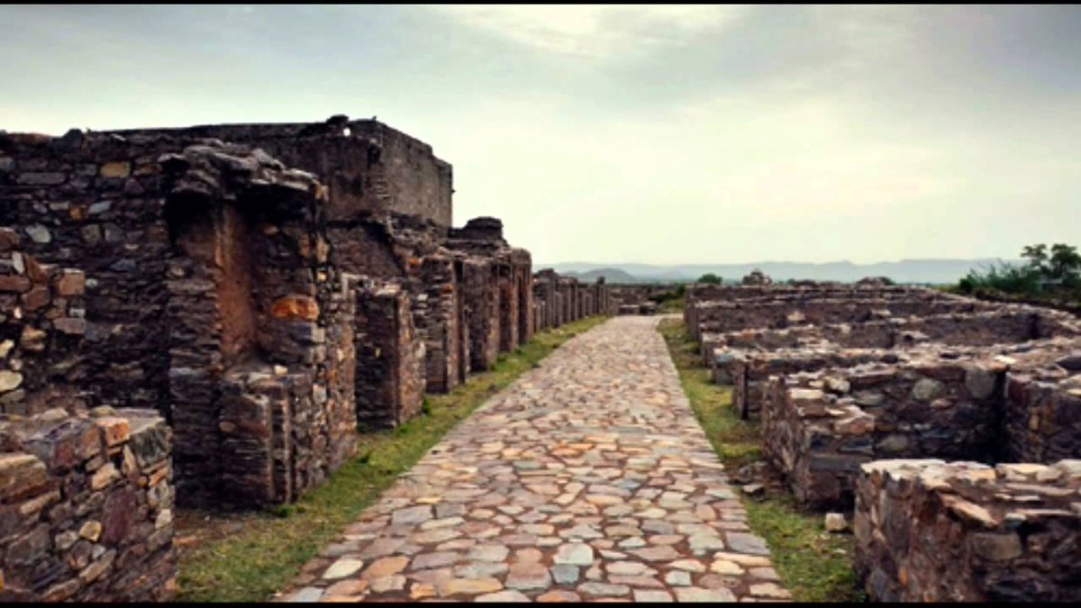 abpanandatv's tweet photo. #HauntedPlacesinIndia ভারতের কয়েকটি জায়গায় সূর্য ডুবে যাওয়ার পর যাওয়া বারণ, বলা হয় ভৌতিক কারণেই এই নিষেধ https://t.co/cYR9TIeBwq https://t.co/n4T82TVBpJ