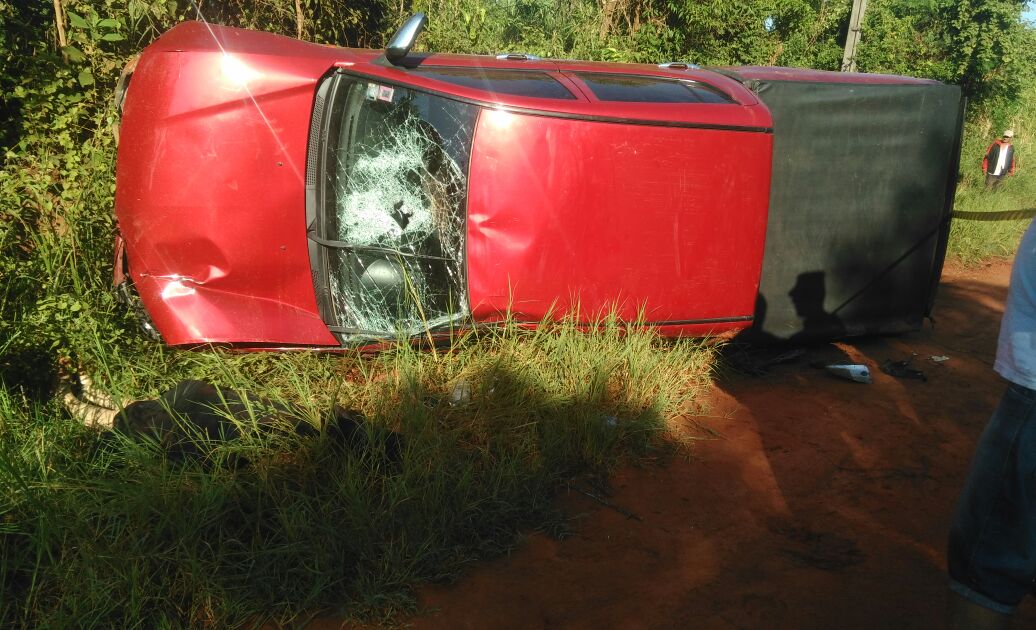 ABCCardinal's tweet photo. #Caazapa: Accidente fatal en un camino vecinal, al costado de la ruta. Una camioneta volcó y la conductora perdió la vida. #730AM https://t.co/f3RZmHigTa