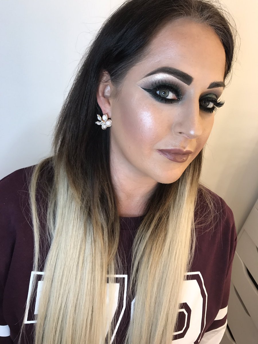 stacey1507's tweet photo. @SleekMakeUP  using sleek #solctice on one of my clients !! Love that #glow https://t.co/zx32lhngPP