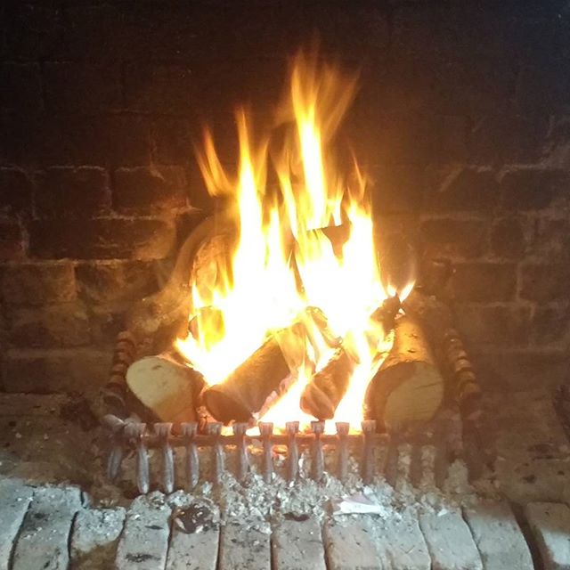 BeerEngineEX5's tweet photo. Gotta love country pubs #fire #sundayroast #newtonstcyres #thebeerengine #lovedevon 📷: @nurcapdearguelles https://t.co/NB01e0MOou