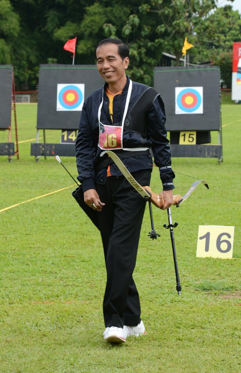 jokowi's tweet photo. Menjadi peserta penggembira Kejuaraan Panahan Bogor Terbuka 2017. Ayo para atlet semangat untuk raih prestasi -Jkw https://t.co/YENMNII6ys