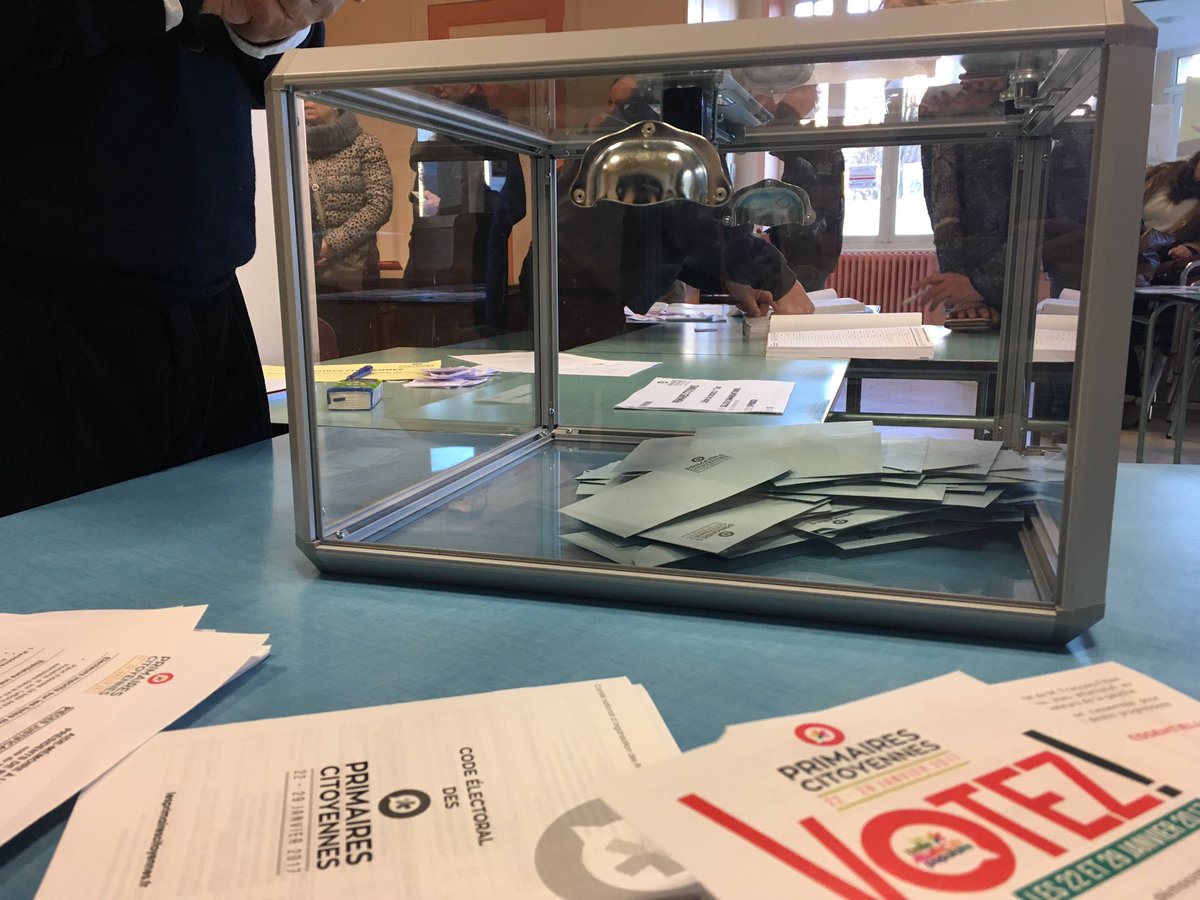 Avranches, Manche. 11h, environ 200 votes.