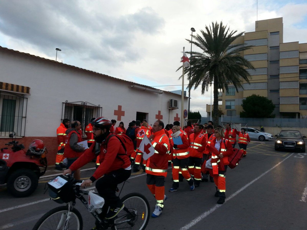 CruzRojaAL's tweet photo. Gran despliegue de .@CruzRojaEsp en #mitjaSP2017. 90 voluntarios venidos de Alicante y Murcia velan por la seguridad de 8000 corredores 🏃🏽🚑 https://t.co/gL28r5xoEh