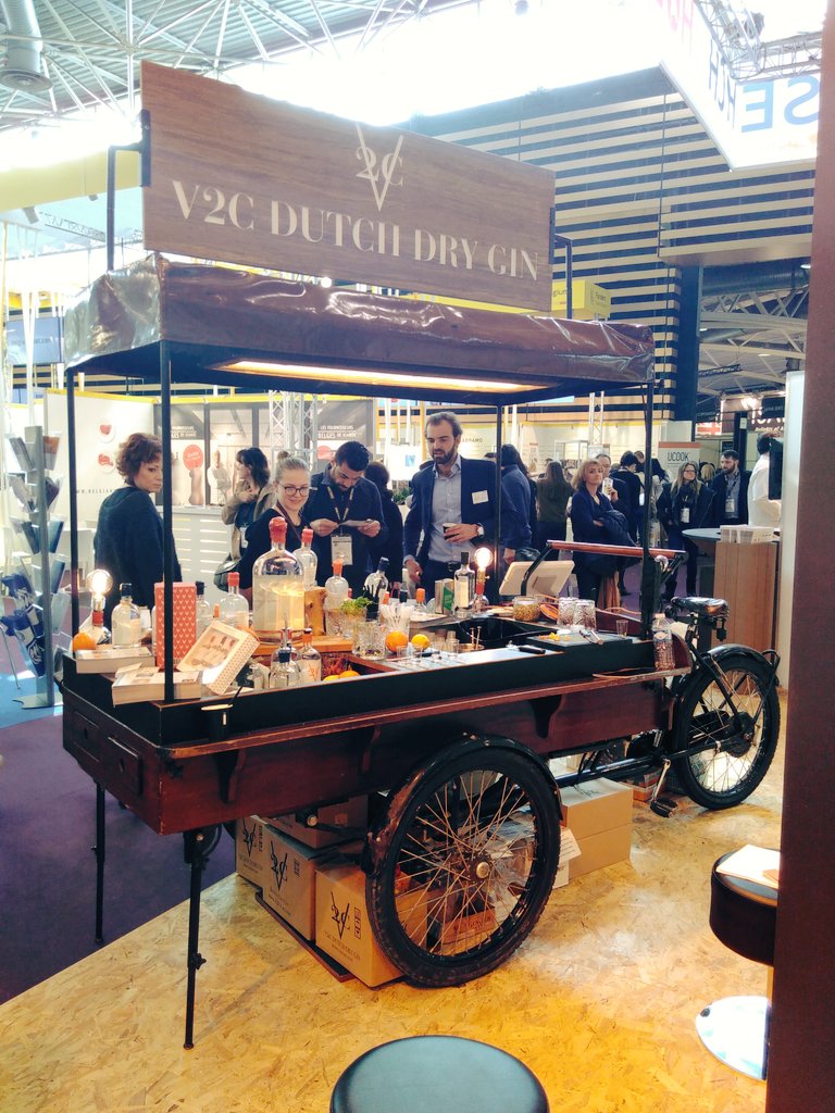 AgriParijs's tweet photo. @Sirha_Lyon come &amp; discover V2C Dutch Dry Gin blended in Amsterdam. The classical gin ingredients subtly spiced #gin #HollandCulinaryHouse https://t.co/45GloWFP2w