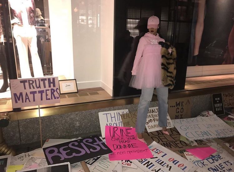 RihannaDiva's tweet photo. Rihanna joins #WomensMarch last night in NYC https://t.co/SRrtKKek1y