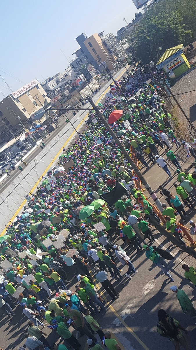 AmeliaDeschamps's tweet photo. Siguen llegando en grupo a la marcha #FinDeLaImpunidad
Concentración en la 27 de Febrero con Gómez.
 #22E #RDmarcha https://t.co/8QlguGojq8