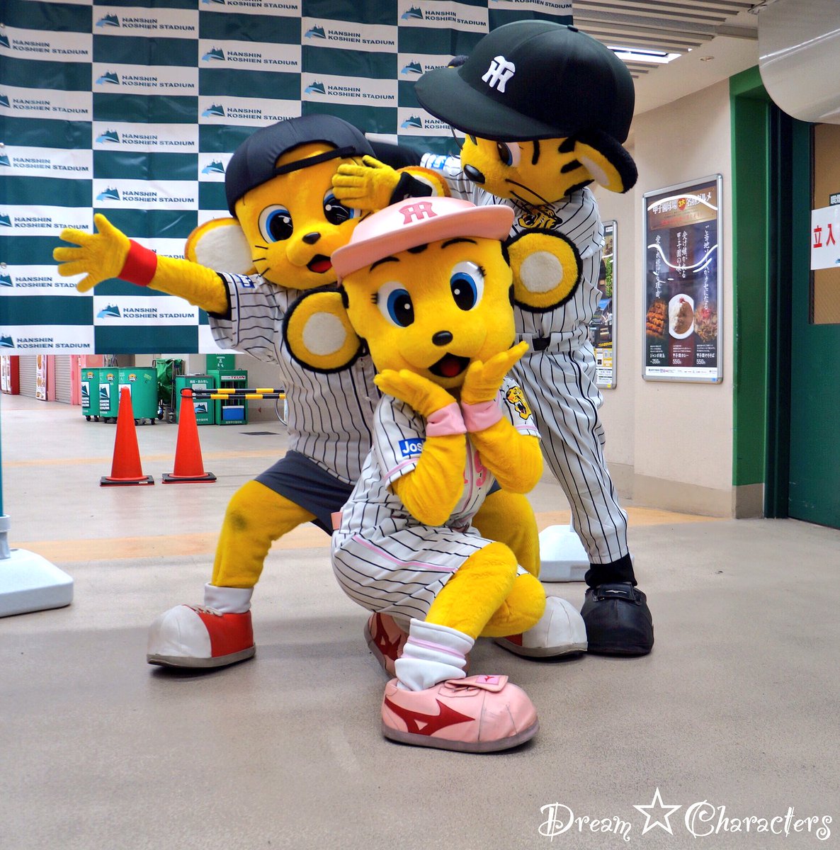 Dream Characters トラッキーとキー太が後ろでわきゃわきゃしてる中でラッキーちゃんが可愛い ポーズを決めてくれてます みんな面白くて可愛いですね 阪神タイガース