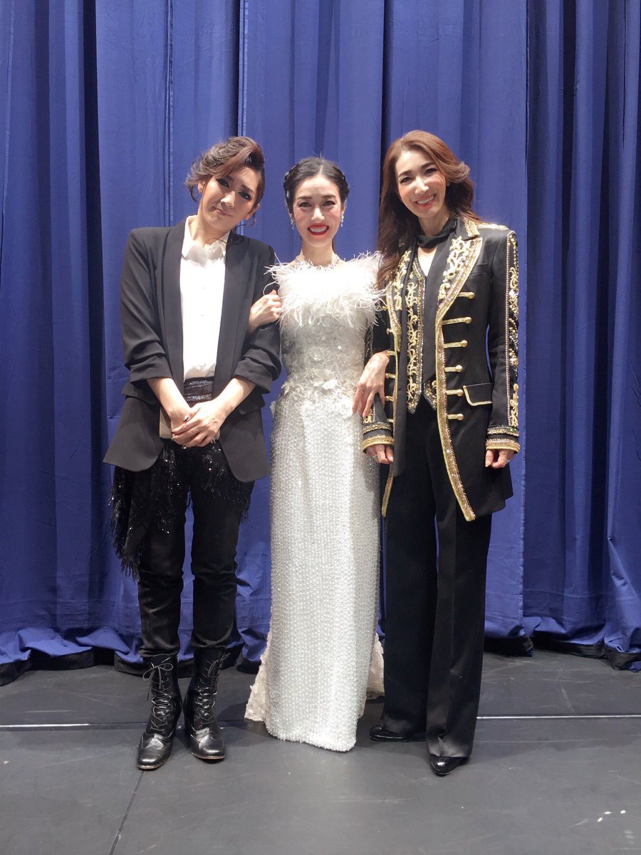 btpolarpaws's tweet photo. แตกต่างกันเยอะนะคะ สองภาพนี้ 😏#OSASA https://t.co/5FMloDe1PR