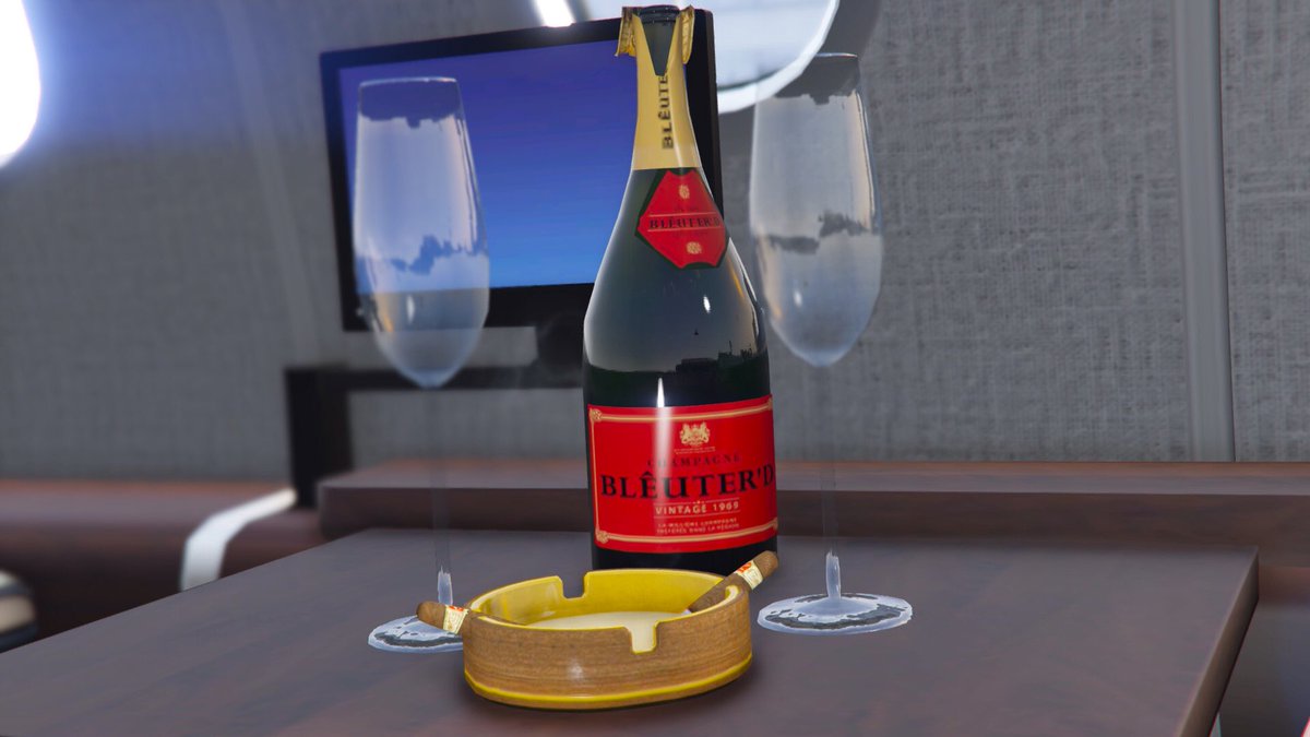 AlexandraKozie's tweet photo. Blêuter'd champagne was a nice company from Milan to here in Los Santos.
Thanks to Didier Sachs for the fantastic look.
#BackInLosSantos https://t.co/jOXgYug75R