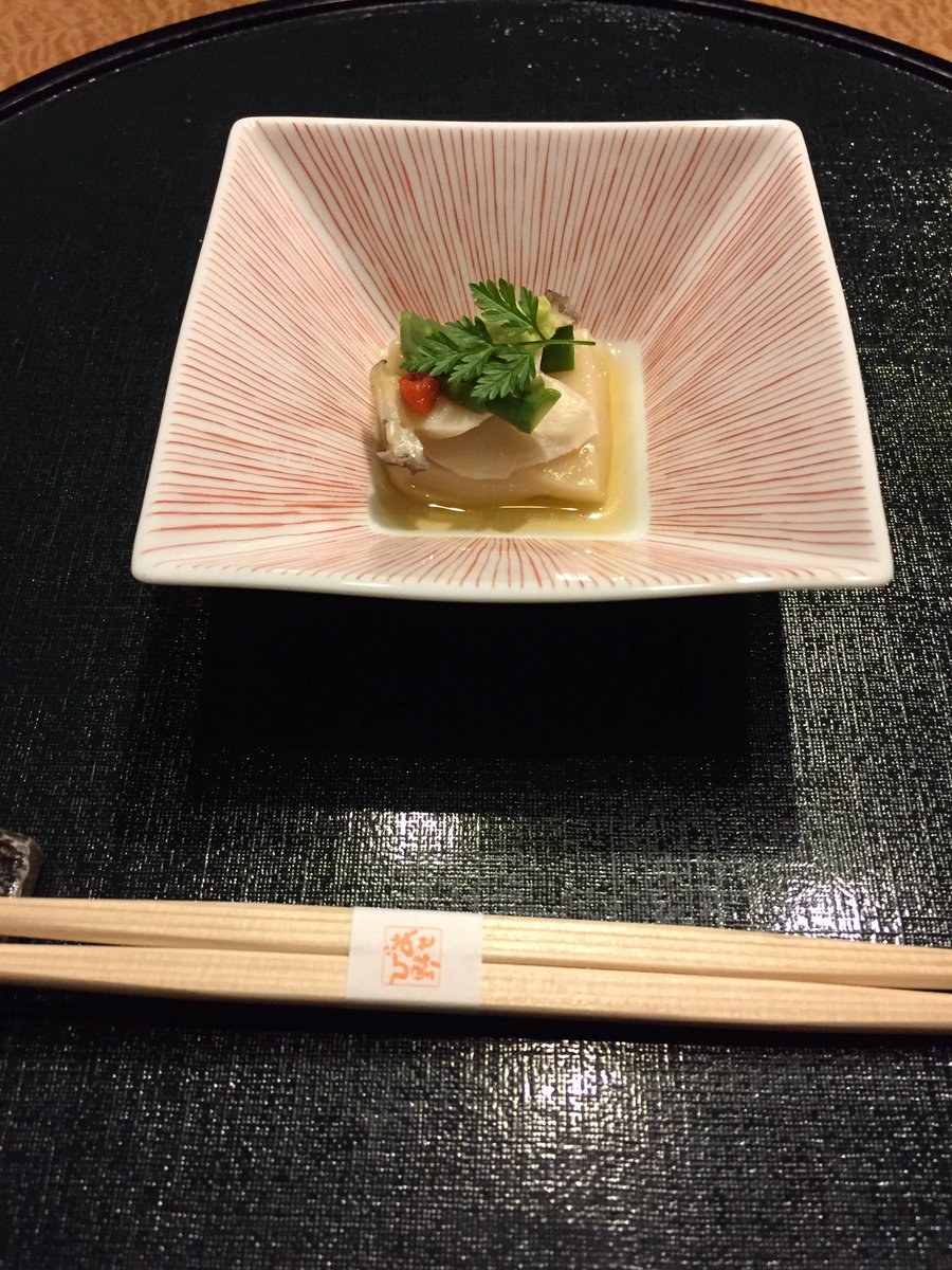 秋廼 No Twitter 御夕飯 O O 箸付 胡麻豆腐蒸し鮑とアスパラ乗せ 前物 三宝柑盛り車海老土佐酢ジュレ バイ貝旨煮 サーモン手毬寿司 芽慈姑鶯和え 穴子昆布巻き 鰹胡桃 牛のしぐれ煮 吸物 蟹しんじょう 椎茸 ウド 鶯菜 造理 生モノ不可の為に別