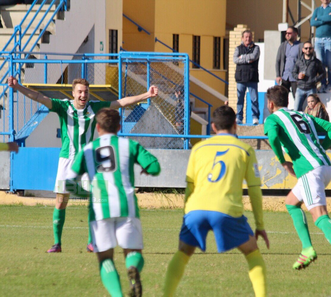 betisweb's tweet photo. Gol de Pozo y celebración en 📸 #Coria - #Betis B #CanteraBetis 0-1 https://t.co/yCxAxpqZyR