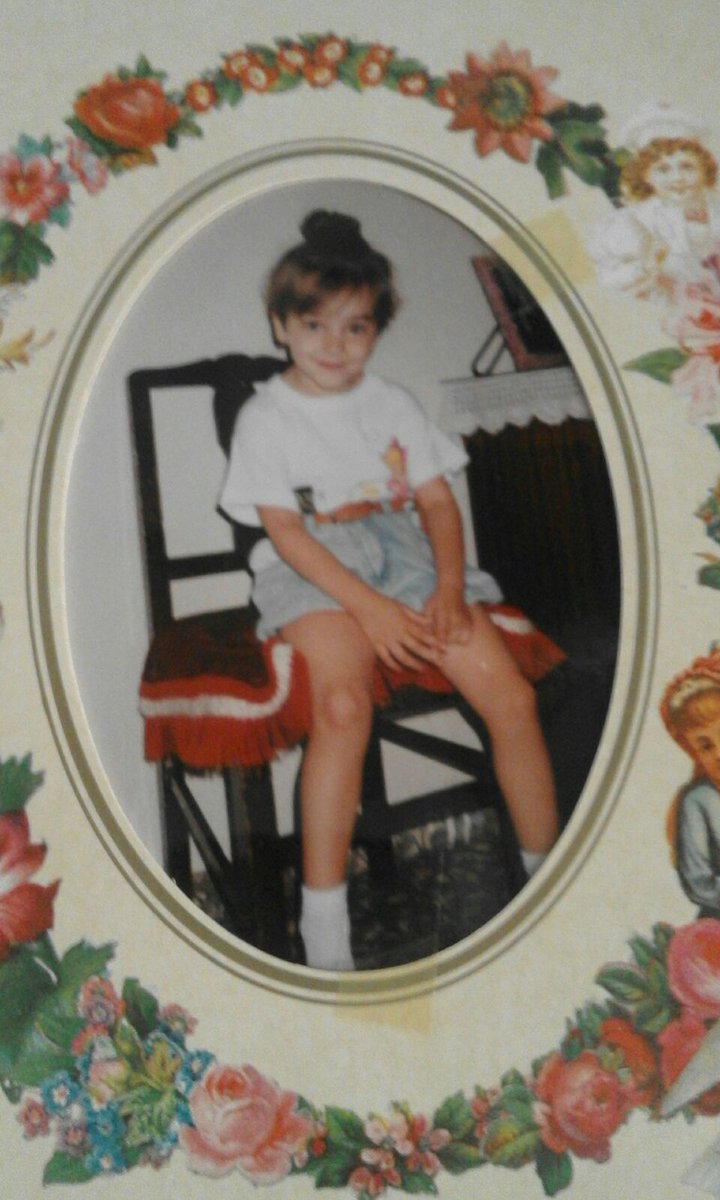 MirimRc's tweet photo. Mi madre pasandome fotos que estaban olvidadas, que nostalgia ☺ #YoDePeque https://t.co/A6C3bnOPIY