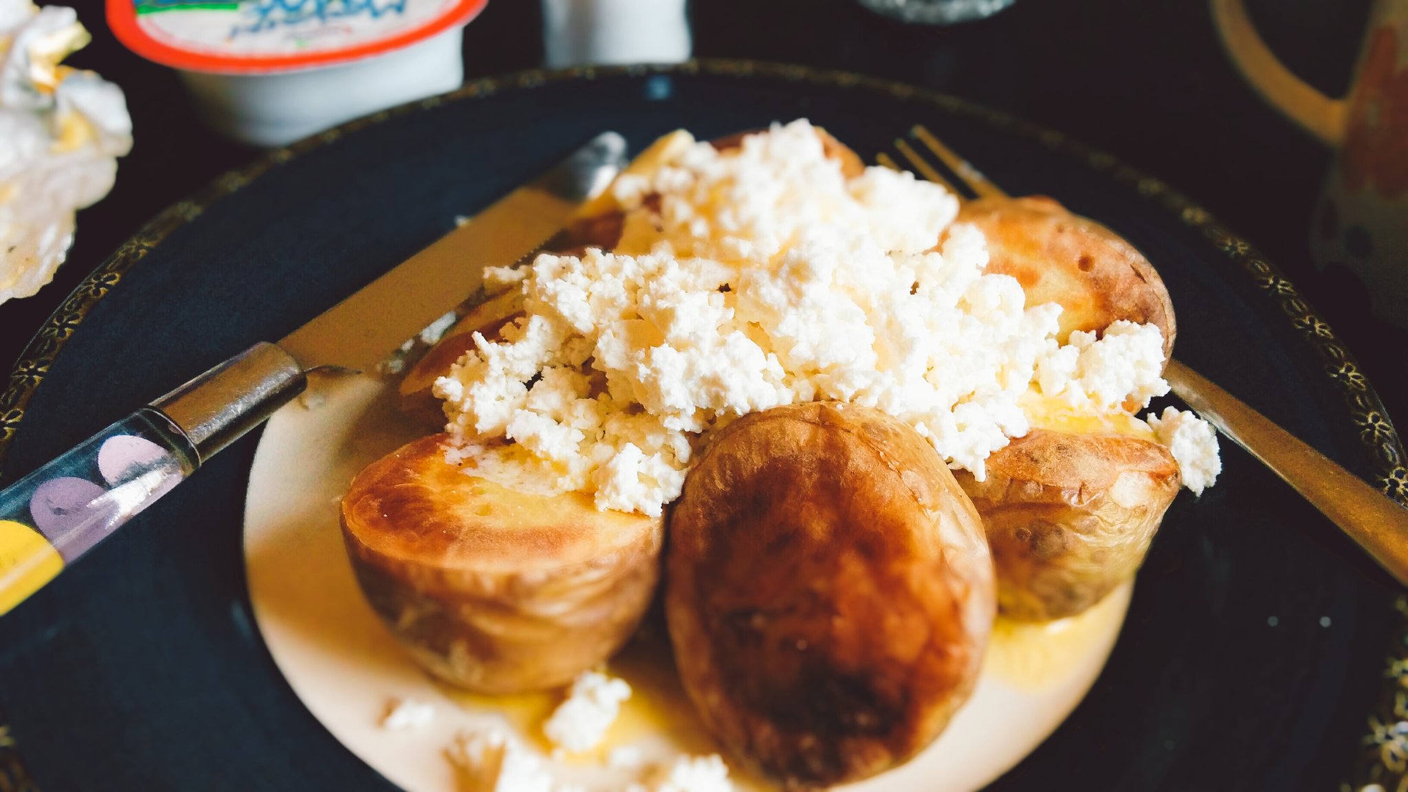O Xrhsths しのぶ君 Sto Twitter ヨーロッパで楽しいのは色んな国の食べ物が食べれること あとやっぱイギリスはじゃがいもが美味しい これはうちのフラットメイトが作ってくれた グリルしたじゃがいもとポーランドのカッテージチーズ エディンバラはベイクドポテト