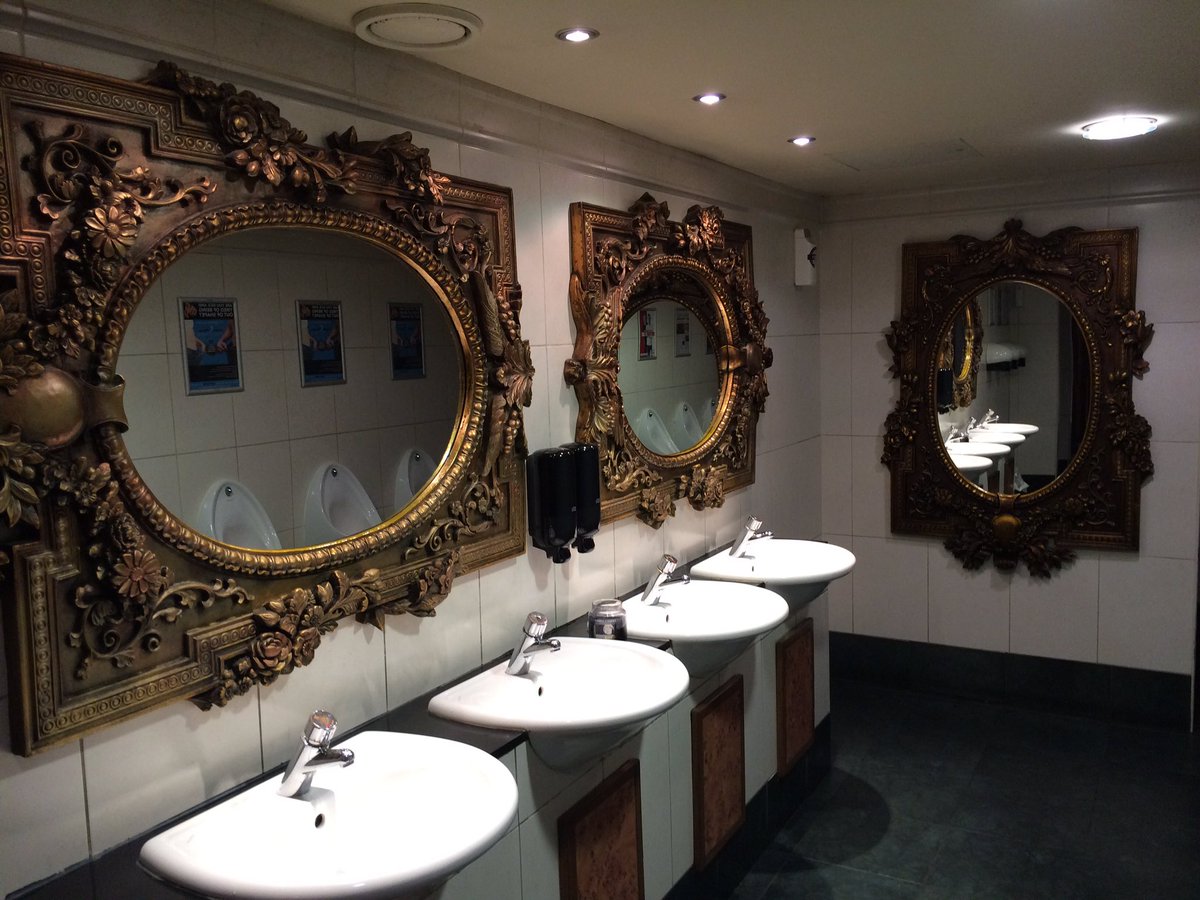 bogblogireland's tweet image. WE WERE EXPECTING BIG THINGS FROM THE TOILETS IN @CafeEnSeine AND BOY DID THEY DELIVER! 🍸 #LoveDublin #DawsonStreet #GoldFrames