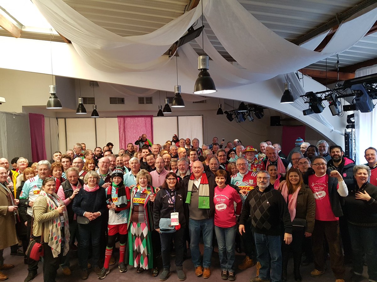 SFParisRugby's tweet image. Belle fraternité d'avant-match entre nos supporters parisiens @LesTitisdelOval &amp;amp; Amis du Stade et ceux des @Harlequins 😁 #SFPvHAR #SFParis