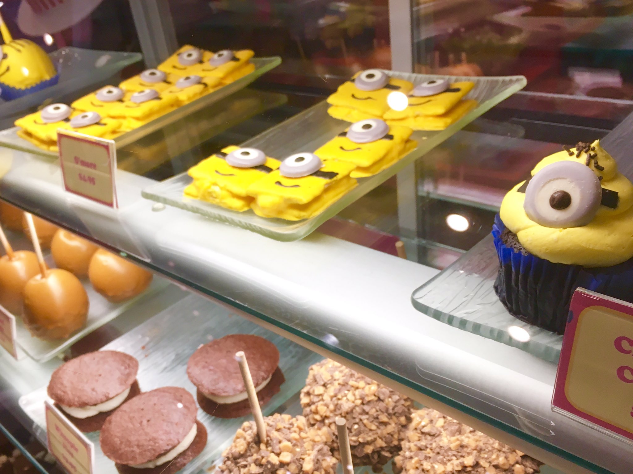ぷりん ミニオンズカップケーキ アメリカのハリウッドにあるush ユニバのアメリカ版 のカフェ ミニオンカップケーキに一目惚れ 下がチョコ味でチョコクリームにマジパン が乗ってる 甘かった アメリカはリンゴ丸ごとをチョココーティング