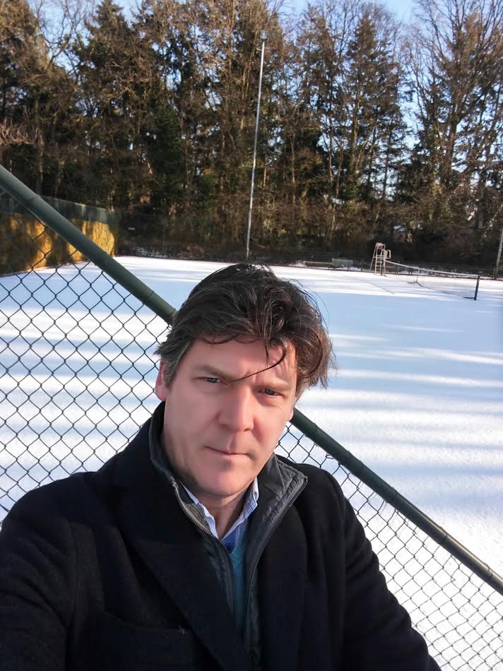 "Wimbledon-wit" mooi plaatje maar Geert Jan Hoen wil #tennisladder spelen en de sneeuw moet van de #tennisbaan grrrr