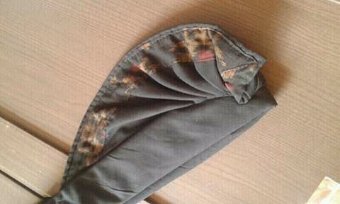 Udeng hitam tepi garis