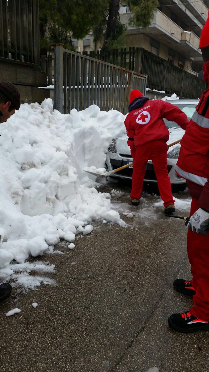 crocerossa's tweet photo. I ragazzi #migranti ospiti del Centro Accoglienza #CroceRossa di Settimo Torinese in servizio per le strade del teramano. #UnItaliacheaiuta https://t.co/NuHz1td5yz