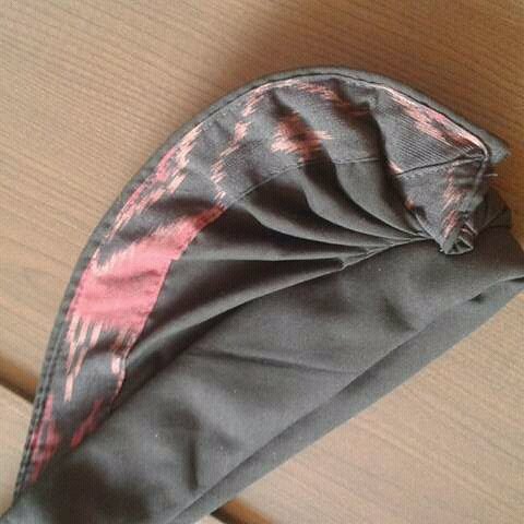 Udeng hitam tepi garis