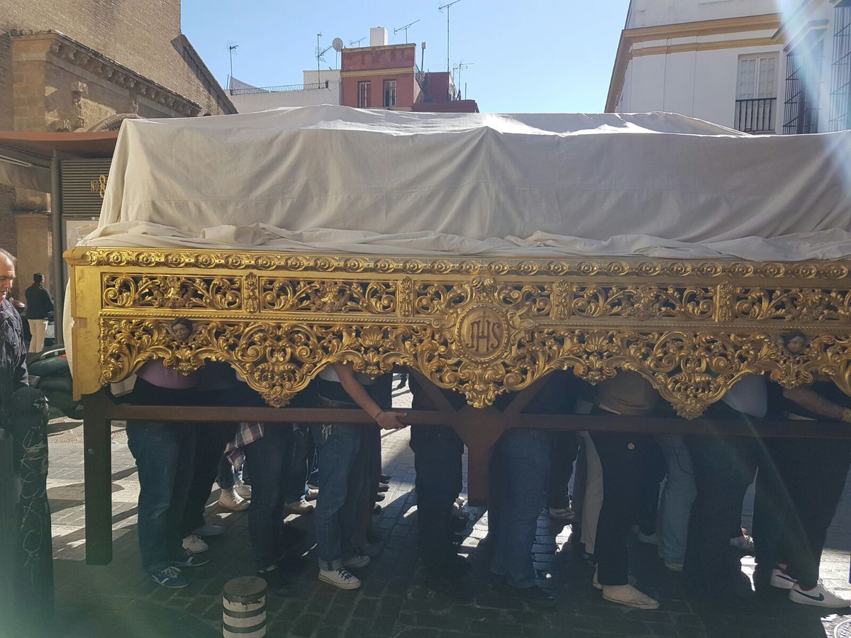 ResurreccionSev's tweet photo. En estos momentos tiene lugar el traslado del paso del Señor a la iglesia de Santa Marina https://t.co/ojTX7tXIAv
