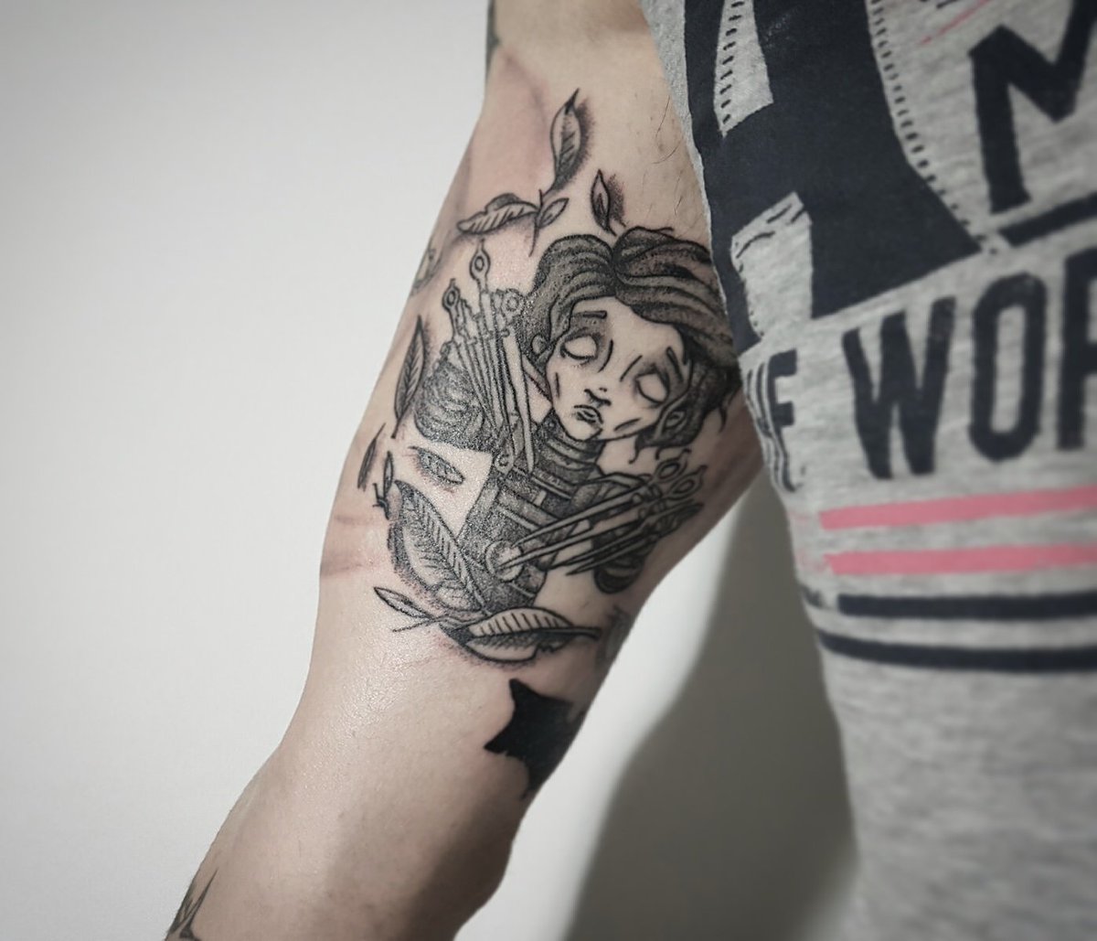 Tattoo Eduardo manos tijeras. Estilo cartoon/ black \u0026 grey #tattooartist  #tattoo #tatuaje #ilustracion #fanart, image size:1200x1029