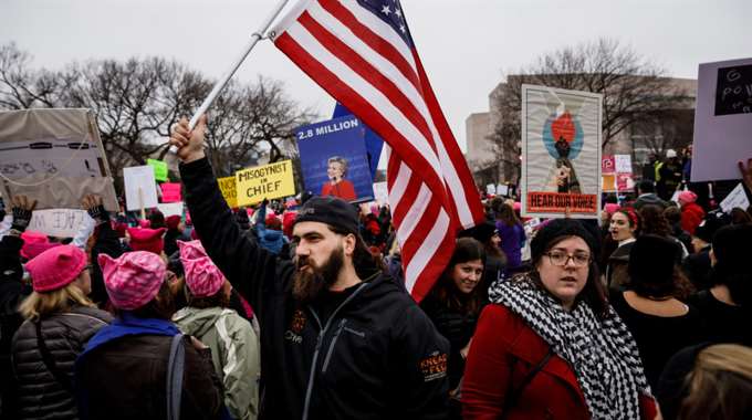 Expressen's tweet photo. TRUMP OM PROTESTERNA. "Varför röstade inte dessa människor? Kändisar skadade saken svårt." Expressen TV sänder live.
https://t.co/Ulf4Gia24O https://t.co/MivPA1QHLV